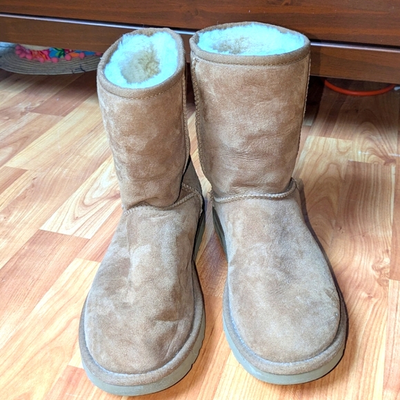 UGG Boots Womens 7 Classic Short Shearling Style Brown Suede Like NEW - Picture 1 of 4